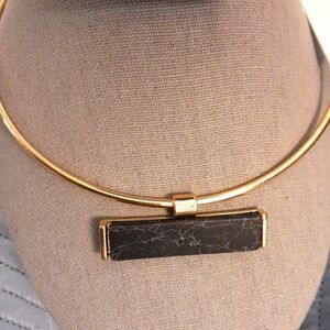 Hoop Necklace Goldtone‎ Faux Onyx Marble Pearl Tips